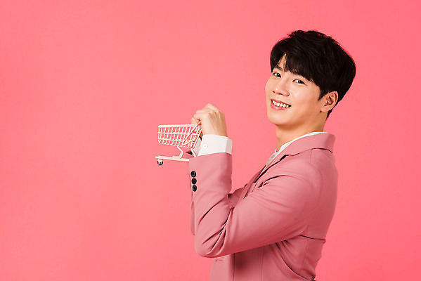 포토 JPG 스튜디오촬영 남자 실내 한명 서기 미소 들기 누끼 정장 상반신 20대 성인 옆모습 쇼핑 세일 쇼핑카 한국인 즐거움 성인남자한명만 분홍색배경 국내포토 1 옷 감정 뷰포인트 분홍색 백그라운드 모션 표정 사람 동양인 청년 내부 카트 남자한명만 성인남자만 파일형식