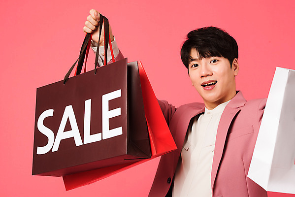 포토 JPG 스튜디오촬영 남자 실내 한명 서기 미소 들기 누끼 정장 상반신 20대 성인 앞모습 쇼핑 쇼핑백 세일 한국인 즐거움 성인남자한명만 분홍색배경 국내포토 1 옷 감정 뷰포인트 분홍색 백그라운드 가방 모션 표정 사람 동양인 청년 내부 남자한명만 성인남자만 파일형식