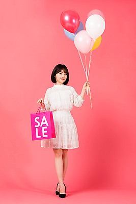 포토 JPG 스튜디오촬영 전신 여자 실내 한명 서기 들기 누끼 정장 20대 성인 앞모습 쇼핑 쇼핑백 세일 한국인 즐거움 풍선 성인여자한명만 분홍색배경 국내포토 1 옷 감정 뷰포인트 분홍색 백그라운드 가방 모션 사람 동양인 청년 내부 여자한명만 성인여자만 파일형식