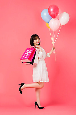 포토 JPG 스튜디오촬영 전신 여자 실내 한명 서기 들기 누끼 정장 20대 성인 옆모습 쇼핑 쇼핑백 세일 한국인 즐거움 풍선 성인여자한명만 분홍색배경 국내포토 1 옷 감정 뷰포인트 분홍색 백그라운드 가방 모션 사람 동양인 청년 내부 여자한명만 성인여자만 파일형식