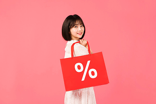 포토 JPG 스튜디오촬영 여자 실내 한명 서기 미소 들기 누끼 정장 상반신 20대 성인 옆모습 쇼핑 쇼핑백 세일 한국인 퍼센트 즐거움 성인여자한명만 분홍색배경 국내포토 1 옷 감정 뷰포인트 분홍색 백그라운드 가방 모션 표정 사람 동양인 청년 내부 특수기호 여자한명만 성인여자만 파일형식