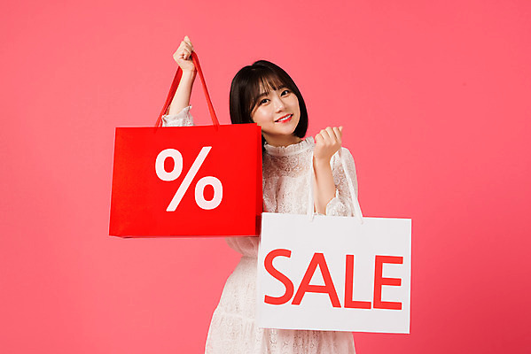 포토 JPG 스튜디오촬영 여자 실내 한명 서기 미소 들기 누끼 정장 상반신 20대 성인 앞모습 쇼핑 쇼핑백 세일 한국인 퍼센트 즐거움 성인여자한명만 분홍색배경 국내포토 1 옷 감정 뷰포인트 분홍색 백그라운드 가방 모션 표정 사람 동양인 청년 내부 특수기호 여자한명만 성인여자만 파일형식