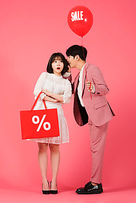 포토 JPG 스튜디오촬영 전신 커플 여자 남자 커플라이프 데이트 실내 서기 들기 누끼 정장 이벤트 20대 성인 두명 앞모습 옆모습 쇼핑 쇼핑백 세일 다정 놀람 한국인 퍼센트 귓속말 즐거움 풍선 성인만 분홍색배경 국내포토 라이프스타일 옷 감정 뷰포인트 분홍색 백그라운드 컨셉 가방 관계 모션 표정 사람 동양인 청년 내부 특수기호 파일형식