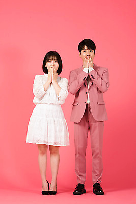 포토 JPG 스튜디오촬영 전신 커플 여자 남자 커플라이프 데이트 실내 서기 누끼 정장 이벤트 20대 성인 두명 앞모습 쇼핑 세일 다정 놀람 한국인 즐거움 서프라이즈 빅세일 성인만 분홍색배경 국내포토 라이프스타일 옷 감정 뷰포인트 분홍색 백그라운드 컨셉 관계 모션 표정 사람 동양인 청년 내부 파일형식