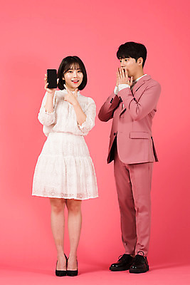 포토 JPG 스튜디오촬영 전신 커플 여자 남자 커플라이프 데이트 실내 서기 미소 들기 누끼 정장 이벤트 20대 성인 두명 앞모습 옆모습 스마트폰 쇼핑 세일 다정 놀람 한국인 가리킴 즐거움 성인만 분홍색배경 국내포토 라이프스타일 옷 감정 뷰포인트 분홍색 백그라운드 컨셉 관계 모션 표정 사람 동양인 손짓 청년 내부 핸드폰 스마트기기 파일형식