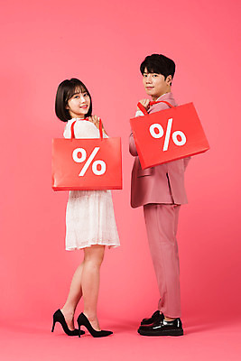 포토 JPG 스튜디오촬영 전신 커플 여자 남자 커플라이프 데이트 실내 서기 미소 들기 누끼 정장 이벤트 20대 성인 두명 옆모습 쇼핑 쇼핑백 세일 다정 한국인 퍼센트 즐거움 성인만 분홍색배경 국내포토 라이프스타일 옷 감정 뷰포인트 분홍색 백그라운드 컨셉 가방 관계 모션 표정 사람 동양인 청년 내부 특수기호 파일형식