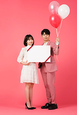 포토 JPG 스튜디오촬영 전신 배너 커플 여자 남자 커플라이프 데이트 사각프레임 실내 서기 미소 들기 누끼 정장 이벤트 20대 성인 두명 앞모습 쇼핑 세일 다정 한국인 즐거움 풍선 성인만 분홍색배경 국내포토 라이프스타일 옷 감정 뷰포인트 분홍색 백그라운드 컨셉 관계 모션 프레임 표정 사람 동양인 청년 내부 사각형 파일형식