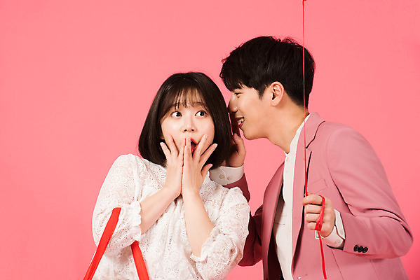 포토 JPG 스튜디오촬영 커플 여자 남자 커플라이프 데이트 실내 서기 들기 누끼 정장 이벤트 상반신 20대 성인 두명 앞모습 옆모습 쇼핑 쇼핑백 세일 다정 놀람 한국인 귓속말 즐거움 성인만 분홍색배경 국내포토 라이프스타일 옷 감정 뷰포인트 분홍색 백그라운드 컨셉 가방 관계 모션 표정 사람 동양인 청년 내부 파일형식