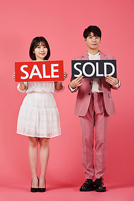 포토 JPG 스튜디오촬영 전신 배너 커플 여자 남자 분홍색 커플라이프 데이트 실내 서기 들기 누끼 정장 이벤트 20대 성인 두명 앞모습 쇼핑 세일 다정 한국인 즐거움 품절 성인만 분홍색배경 국내포토 라이프스타일 옷 감정 뷰포인트 컬러 백그라운드 컨셉 관계 모션 사람 동양인 청년 내부 파일형식