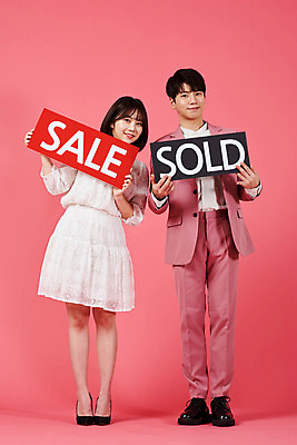 포토 JPG 스튜디오촬영 전신 배너 커플 여자 남자 분홍색 커플라이프 데이트 실내 서기 들기 누끼 정장 이벤트 20대 성인 두명 앞모습 쇼핑 세일 다정 한국인 즐거움 품절 성인만 분홍색배경 국내포토 라이프스타일 옷 감정 뷰포인트 컬러 백그라운드 컨셉 관계 모션 사람 동양인 청년 내부 파일형식