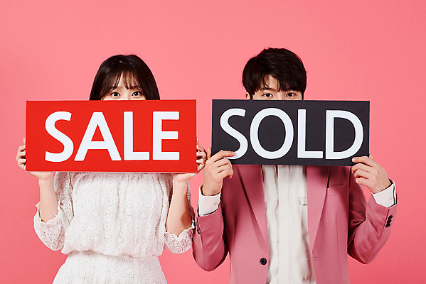 포토 JPG 스튜디오촬영 배너 커플 여자 남자 분홍색 커플라이프 데이트 실내 서기 들기 누끼 정장 이벤트 상반신 20대 성인 두명 앞모습 쇼핑 세일 다정 한국인 즐거움 얼굴가리기 품절 성인만 분홍색배경 국내포토 라이프스타일 옷 감정 뷰포인트 컬러 백그라운드 컨셉 관계 모션 사람 동양인 청년 내부 가림 파일형식