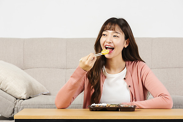 포토 JPG 스튜디오촬영 우먼라이프 여자 대학생 탁자 실내 한명 미소 앉기 상반신 20대 성인 앞모습 청춘 소파 식사 한국인 즐거움 도시락 싱글라이프 성인여자한명만 혼족 홈술 국내포토 1 학생 라이프스타일 감정 음식 뷰포인트 가구 컨셉 의자 모션 표정 사람 동양인 청년 내부 신조어 여자한명만 성인여자만 파일형식