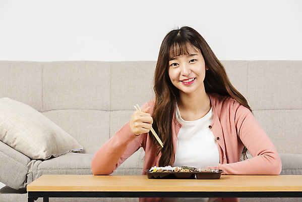 포토 JPG 스튜디오촬영 우먼라이프 여자 대학생 탁자 실내 한명 미소 앉기 상반신 20대 성인 앞모습 청춘 소파 식사 한국인 도시락 싱글라이프 성인여자한명만 혼족 홈술 국내포토 1 학생 라이프스타일 음식 뷰포인트 가구 컨셉 의자 모션 표정 사람 동양인 청년 내부 신조어 여자한명만 성인여자만 파일형식