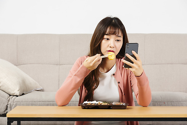 포토 JPG 스튜디오촬영 우먼라이프 응시 여자 대학생 탁자 실내 한명 들기 앉기 상반신 20대 성인 앞모습 스마트폰 청춘 소파 식사 한국인 먹기 도시락 싱글라이프 성인여자한명만 혼족 홈술 국내포토 1 학생 라이프스타일 시선 음식 뷰포인트 가구 컨셉 의자 모션 사람 동양인 청년 내부 핸드폰 스마트기기 신조어 여자한명만 성인여자만 파일형식