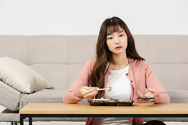 포토 JPG 스튜디오촬영 우먼라이프 응시 여자 대학생 탁자 실내 한명 들기 앉기 상반신 20대 성인 앞모습 스마트폰 청춘 소파 식사 한국인 고민 도시락 싱글라이프 성인여자한명만 혼족 홈술 국내포토 1 학생 라이프스타일 시선 감정 음식 뷰포인트 가구 컨셉 의자 모션 사람 동양인 청년 내부 핸드폰 스마트기기 신조어 여자한명만 성인여자만 파일형식