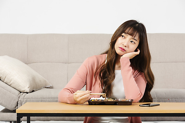 포토 JPG 스튜디오촬영 우먼라이프 응시 여자 대학생 탁자 실내 한명 앉기 상반신 20대 성인 앞모습 청춘 소파 식사 턱괴기 한국인 고민 도시락 싱글라이프 성인여자한명만 혼족 홈술 국내포토 1 학생 라이프스타일 시선 감정 음식 뷰포인트 가구 컨셉 의자 모션 사람 동양인 청년 내부 신조어 여자한명만 성인여자만 파일형식