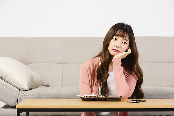 포토 JPG 스튜디오촬영 우먼라이프 응시 여자 대학생 탁자 실내 한명 앉기 상반신 20대 성인 앞모습 청춘 소파 식사 턱괴기 한국인 고민 도시락 싱글라이프 성인여자한명만 혼족 홈술 국내포토 1 학생 라이프스타일 시선 감정 음식 뷰포인트 가구 컨셉 의자 모션 사람 동양인 청년 내부 신조어 여자한명만 성인여자만 파일형식