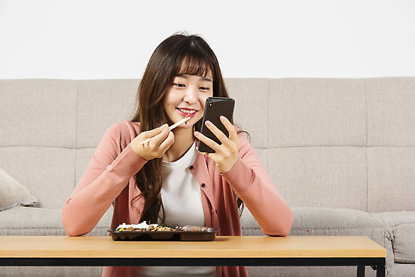 포토 JPG 스튜디오촬영 우먼라이프 응시 여자 대학생 탁자 실내 한명 미소 들기 앉기 상반신 20대 성인 앞모습 스마트폰 청춘 소파 식사 한국인 먹기 즐거움 도시락 싱글라이프 성인여자한명만 혼족 홈술 국내포토 1 학생 라이프스타일 시선 감정 음식 뷰포인트 가구 컨셉 의자 모션 표정 사람 동양인 청년 내부 핸드폰 스마트기기 신조어 여자한명만 성인여자만 파일형식