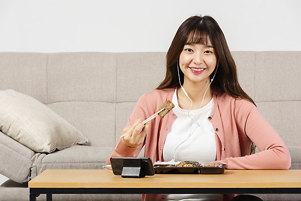 포토 JPG 스튜디오촬영 우먼라이프 여자 대학생 탁자 실내 한명 미소 들기 앉기 상반신 20대 성인 앞모습 스마트폰 청춘 소파 식사 한국인 즐거움 도시락 싱글라이프 성인여자한명만 혼족 홈술 국내포토 1 학생 라이프스타일 감정 음식 뷰포인트 가구 컨셉 의자 모션 표정 사람 동양인 청년 내부 핸드폰 스마트기기 신조어 여자한명만 성인여자만 파일형식