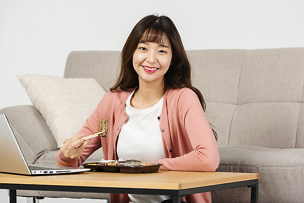 포토 JPG 스튜디오촬영 우먼라이프 여자 대학생 탁자 실내 한명 미소 들기 앉기 상반신 20대 성인 앞모습 노트북 청춘 소파 식사 한국인 도시락 싱글라이프 성인여자한명만 혼족 홈술 국내포토 1 학생 라이프스타일 음식 뷰포인트 가구 컨셉 의자 모션 표정 사람 동양인 청년 내부 전자제품 신조어 여자한명만 성인여자만 파일형식
