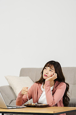 포토 JPG 스튜디오촬영 우먼라이프 여자 대학생 탁자 실내 한명 앉기 상반신 20대 성인 앞모습 노트북 청춘 소파 식사 턱괴기 한국인 고민 도시락 싱글라이프 성인여자한명만 혼족 홈술 국내포토 1 학생 라이프스타일 감정 음식 뷰포인트 가구 컨셉 의자 모션 사람 동양인 청년 내부 전자제품 신조어 여자한명만 성인여자만 파일형식