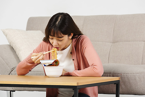 포토 JPG 스튜디오촬영 우먼라이프 여자 대학생 탁자 실내 한명 앉기 상반신 20대 성인 앞모습 청춘 소파 식사 한국인 컵라면 싱글라이프 성인여자한명만 혼족 홈술 국내포토 1 학생 라이프스타일 뷰포인트 가구 컨셉 의자 모션 사람 동양인 청년 내부 라면 신조어 여자한명만 성인여자만 파일형식