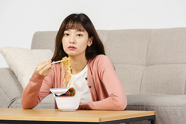 포토 JPG 스튜디오촬영 우먼라이프 여자 대학생 탁자 실내 한명 앉기 상반신 20대 성인 앞모습 청춘 소파 식사 한국인 지루함 컵라면 싱글라이프 성인여자한명만 혼족 홈술 국내포토 1 학생 라이프스타일 감정 뷰포인트 가구 컨셉 의자 모션 사람 동양인 청년 내부 라면 신조어 여자한명만 성인여자만 파일형식