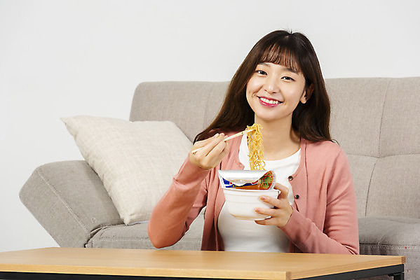 포토 JPG 스튜디오촬영 우먼라이프 여자 대학생 탁자 실내 한명 미소 들기 앉기 상반신 20대 성인 앞모습 청춘 소파 식사 한국인 즐거움 컵라면 싱글라이프 성인여자한명만 혼족 홈술 국내포토 1 학생 라이프스타일 감정 뷰포인트 가구 컨셉 의자 모션 표정 사람 동양인 청년 내부 라면 신조어 여자한명만 성인여자만 파일형식