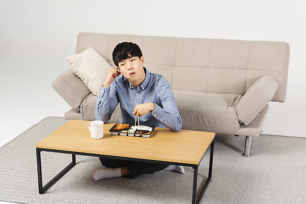 포토 JPG 스튜디오촬영 남자 대학생 맨라이프 생각 탁자 실내 한명 상반신 20대 성인 앞모습 청춘 소파 유행 식사 한국인 지루함 도시락 싱글라이프 성인남자한명만 혼족 국내포토 1 학생 라이프스타일 감정 음식 뷰포인트 가구 컨셉 의자 사람 동양인 청년 내부 남자한명만 성인남자만 파일형식