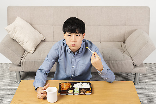 포토 JPG 스튜디오촬영 응시 남자 대학생 맨라이프 탁자 실내 한명 상반신 20대 성인 앞모습 컵 청춘 소파 유행 식사 한국인 잡기 도시락 싱글라이프 성인남자한명만 혼족 국내포토 1 학생 라이프스타일 식기 시선 음식 뷰포인트 가구 컨셉 의자 모션 사람 동양인 청년 내부 남자한명만 성인남자만 파일형식