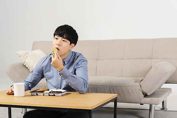 포토 JPG 스튜디오촬영 응시 남자 대학생 맨라이프 탁자 실내 한명 상반신 20대 성인 앞모습 청춘 소파 유행 식사 한국인 지루함 도시락 싱글라이프 성인남자한명만 혼족 국내포토 1 학생 라이프스타일 시선 감정 음식 뷰포인트 가구 컨셉 의자 사람 동양인 청년 내부 남자한명만 성인남자만 파일형식