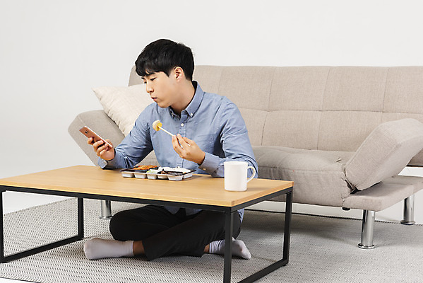포토 JPG 스튜디오촬영 전신 남자 대학생 맨라이프 탁자 실내 한명 들기 20대 성인 앞모습 스마트폰 청춘 소파 유행 식사 한국인 도시락 싱글라이프 성인남자한명만 혼족 국내포토 1 학생 라이프스타일 음식 뷰포인트 가구 컨셉 의자 모션 사람 동양인 청년 내부 핸드폰 스마트기기 남자한명만 성인남자만 파일형식