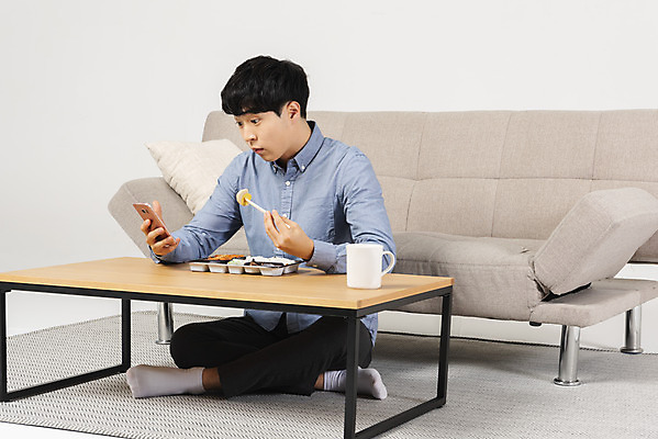 포토 JPG 스튜디오촬영 전신 응시 남자 대학생 맨라이프 탁자 실내 한명 들기 20대 성인 앞모습 스마트폰 청춘 소파 유행 식사 놀람 한국인 도시락 싱글라이프 성인남자한명만 혼족 국내포토 1 학생 라이프스타일 시선 감정 음식 뷰포인트 가구 컨셉 의자 모션 표정 사람 동양인 청년 내부 핸드폰 스마트기기 남자한명만 성인남자만 파일형식