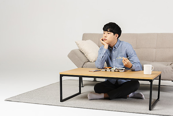 포토 JPG 스튜디오촬영 전신 응시 남자 대학생 맨라이프 탁자 실내 한명 20대 성인 앞모습 청춘 소파 유행 식사 턱괴기 한국인 도시락 싱글라이프 성인남자한명만 혼족 국내포토 1 학생 라이프스타일 시선 음식 뷰포인트 가구 컨셉 의자 모션 사람 동양인 청년 내부 남자한명만 성인남자만 파일형식