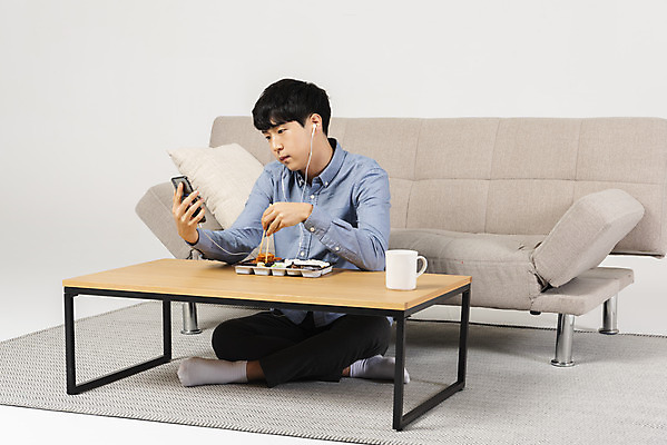 포토 JPG 스튜디오촬영 전신 응시 남자 대학생 맨라이프 이어폰 탁자 실내 한명 들기 20대 성인 앞모습 스마트폰 청춘 소파 유행 식사 한국인 도시락 싱글라이프 성인남자한명만 혼족 국내포토 1 학생 라이프스타일 시선 음식 뷰포인트 음향기기 가구 컨셉 의자 모션 사람 동양인 청년 내부 핸드폰 스마트기기 남자한명만 성인남자만 파일형식