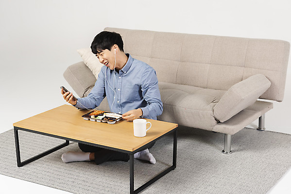 포토 JPG 스튜디오촬영 전신 응시 남자 대학생 맨라이프 이어폰 탁자 실내 한명 웃음 들기 20대 성인 앞모습 스마트폰 청춘 소파 유행 식사 한국인 즐거움 도시락 싱글라이프 성인남자한명만 혼족 국내포토 1 학생 라이프스타일 시선 감정 음식 뷰포인트 음향기기 가구 컨셉 의자 모션 표정 사람 동양인 청년 내부 핸드폰 스마트기기 남자한명만 성인남자만 파일형식