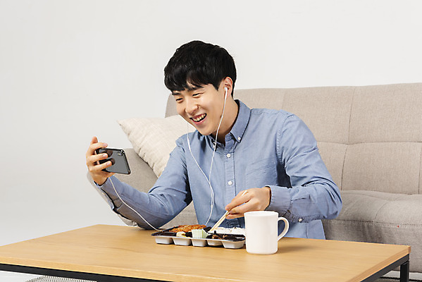 포토 JPG 스튜디오촬영 응시 남자 대학생 맨라이프 이어폰 탁자 실내 한명 웃음 들기 상반신 20대 성인 앞모습 스마트폰 청춘 소파 유행 식사 한국인 즐거움 도시락 싱글라이프 성인남자한명만 혼족 국내포토 1 학생 라이프스타일 시선 감정 음식 뷰포인트 음향기기 가구 컨셉 의자 모션 표정 사람 동양인 청년 내부 핸드폰 스마트기기 남자한명만 성인남자만 파일형식