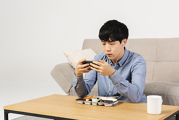 포토 JPG 스튜디오촬영 응시 남자 대학생 맨라이프 이어폰 탁자 실내 한명 들기 상반신 20대 성인 앞모습 스마트폰 청춘 소파 유행 식사 한국인 집중 도시락 싱글라이프 성인남자한명만 혼족 국내포토 1 학생 라이프스타일 시선 음식 뷰포인트 음향기기 가구 컨셉 의자 모션 사람 동양인 청년 내부 핸드폰 스마트기기 남자한명만 성인남자만 파일형식