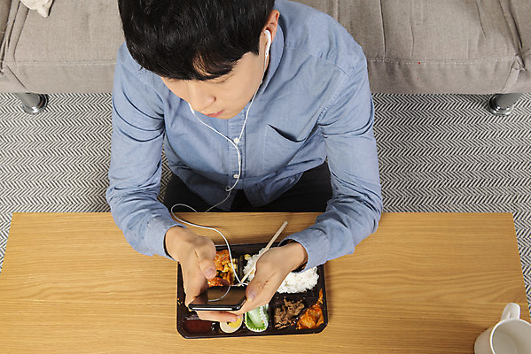 포토 JPG 스튜디오촬영 응시 남자 대학생 맨라이프 이어폰 탁자 실내 한명 들기 상반신 20대 성인 앞모습 스마트폰 청춘 소파 하이앵글 유행 식사 한국인 도시락 싱글라이프 성인남자한명만 혼족 국내포토 1 학생 라이프스타일 시선 음식 뷰포인트 음향기기 가구 컨셉 의자 모션 사람 동양인 청년 내부 핸드폰 스마트기기 남자한명만 성인남자만 파일형식