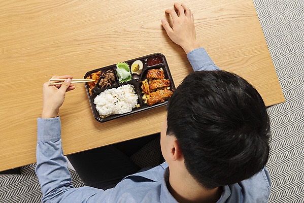 포토 JPG 스튜디오촬영 남자 대학생 맨라이프 탁자 실내 한명 상반신 20대 성인 뒷모습 청춘 소파 하이앵글 유행 식사 한국인 도시락 싱글라이프 성인남자한명만 혼족 국내포토 1 학생 라이프스타일 음식 뷰포인트 가구 컨셉 의자 사람 동양인 청년 내부 남자한명만 성인남자만 파일형식