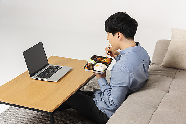 포토 JPG 스튜디오촬영 응시 남자 대학생 맨라이프 탁자 실내 한명 들기 상반신 20대 성인 옆모습 노트북 청춘 소파 유행 식사 한국인 도시락 싱글라이프 성인남자한명만 혼족 국내포토 1 학생 라이프스타일 시선 음식 뷰포인트 가구 컨셉 의자 모션 사람 동양인 청년 내부 전자제품 남자한명만 성인남자만 파일형식
