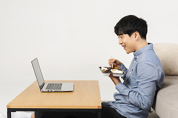 포토 JPG 스튜디오촬영 응시 남자 대학생 맨라이프 탁자 실내 한명 웃음 상반신 20대 성인 옆모습 노트북 청춘 소파 유행 식사 한국인 즐거움 도시락 싱글라이프 성인남자한명만 혼족 국내포토 1 학생 라이프스타일 시선 감정 음식 뷰포인트 가구 컨셉 의자 표정 사람 동양인 청년 내부 전자제품 남자한명만 성인남자만 파일형식