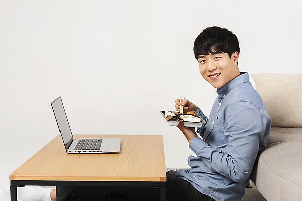 포토 JPG 스튜디오촬영 남자 대학생 맨라이프 탁자 실내 한명 미소 상반신 20대 성인 옆모습 노트북 청춘 소파 유행 식사 한국인 즐거움 도시락 싱글라이프 성인남자한명만 혼족 국내포토 1 학생 라이프스타일 감정 음식 뷰포인트 가구 컨셉 의자 표정 사람 동양인 청년 내부 전자제품 남자한명만 성인남자만 파일형식