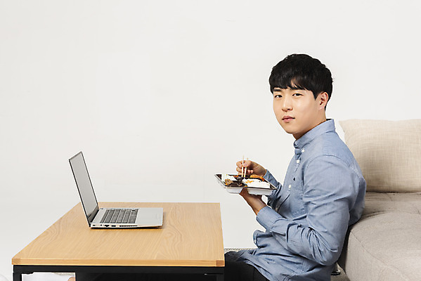 포토 JPG 스튜디오촬영 남자 대학생 맨라이프 탁자 실내 한명 들기 상반신 20대 성인 옆모습 노트북 청춘 소파 유행 식사 한국인 도시락 싱글라이프 성인남자한명만 혼족 국내포토 1 학생 라이프스타일 음식 뷰포인트 가구 컨셉 의자 모션 사람 동양인 청년 내부 전자제품 남자한명만 성인남자만 파일형식