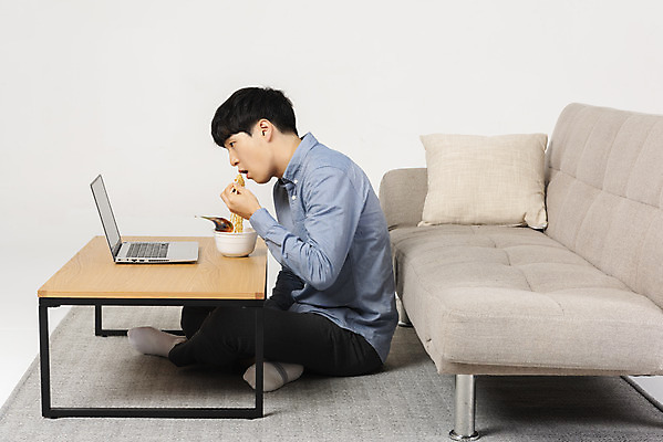 포토 JPG 스튜디오촬영 전신 응시 남자 대학생 맨라이프 탁자 실내 한명 20대 성인 옆모습 노트북 청춘 소파 유행 식사 한국인 도시락 컵라면 싱글라이프 성인남자한명만 혼족 국내포토 1 학생 라이프스타일 시선 음식 뷰포인트 가구 컨셉 의자 사람 동양인 청년 내부 전자제품 라면 남자한명만 성인남자만 파일형식