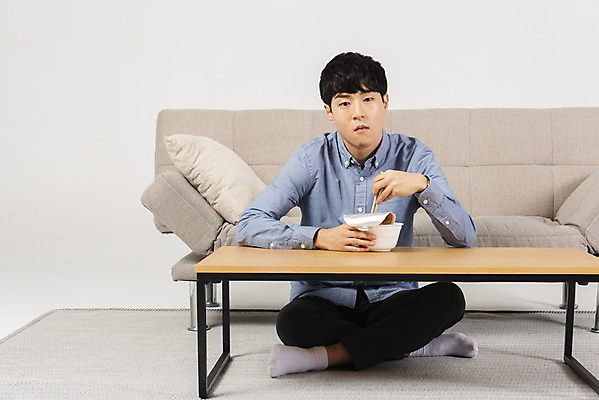 포토 JPG 스튜디오촬영 전신 남자 대학생 맨라이프 탁자 실내 한명 20대 성인 앞모습 청춘 소파 유행 식사 한국인 고독 지루함 컵라면 싱글라이프 성인남자한명만 혼족 국내포토 1 학생 라이프스타일 감정 뷰포인트 가구 컨셉 의자 사람 동양인 청년 내부 라면 남자한명만 성인남자만 파일형식