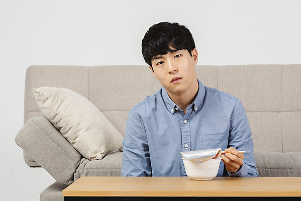 포토 JPG 스튜디오촬영 남자 대학생 맨라이프 탁자 실내 한명 상반신 20대 성인 앞모습 청춘 소파 유행 식사 한국인 고독 지루함 컵라면 싱글라이프 성인남자한명만 혼족 국내포토 1 학생 라이프스타일 감정 뷰포인트 가구 컨셉 의자 사람 동양인 청년 내부 라면 남자한명만 성인남자만 파일형식