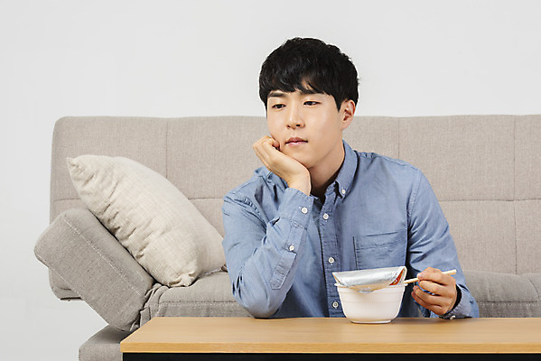 포토 JPG 스튜디오촬영 남자 대학생 맨라이프 탁자 실내 한명 상반신 20대 성인 앞모습 청춘 소파 유행 식사 턱괴기 한국인 지루함 컵라면 싱글라이프 성인남자한명만 혼족 국내포토 1 학생 라이프스타일 감정 뷰포인트 가구 컨셉 의자 모션 사람 동양인 청년 내부 라면 남자한명만 성인남자만 파일형식