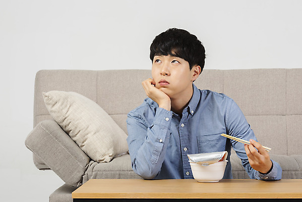 포토 JPG 스튜디오촬영 응시 남자 대학생 맨라이프 생각 탁자 실내 한명 상반신 20대 성인 앞모습 청춘 소파 유행 식사 턱괴기 한국인 컵라면 싱글라이프 성인남자한명만 혼족 국내포토 1 학생 라이프스타일 시선 뷰포인트 가구 컨셉 의자 모션 사람 동양인 청년 내부 라면 남자한명만 성인남자만 파일형식