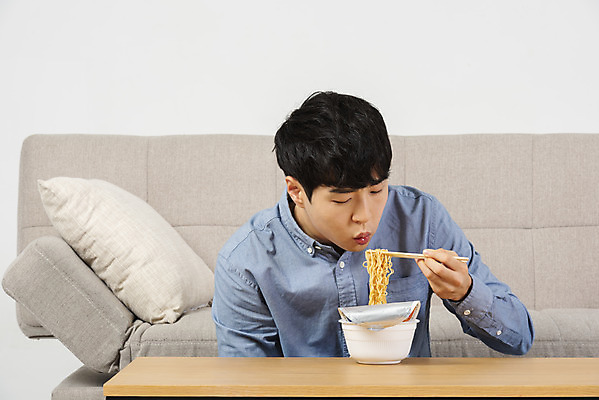 포토 JPG 스튜디오촬영 남자 대학생 맨라이프 탁자 실내 한명 상반신 20대 성인 앞모습 청춘 소파 유행 식사 한국인 불기 컵라면 싱글라이프 성인남자한명만 혼족 국내포토 1 학생 라이프스타일 뷰포인트 가구 컨셉 의자 모션 사람 동양인 청년 내부 라면 남자한명만 성인남자만 파일형식